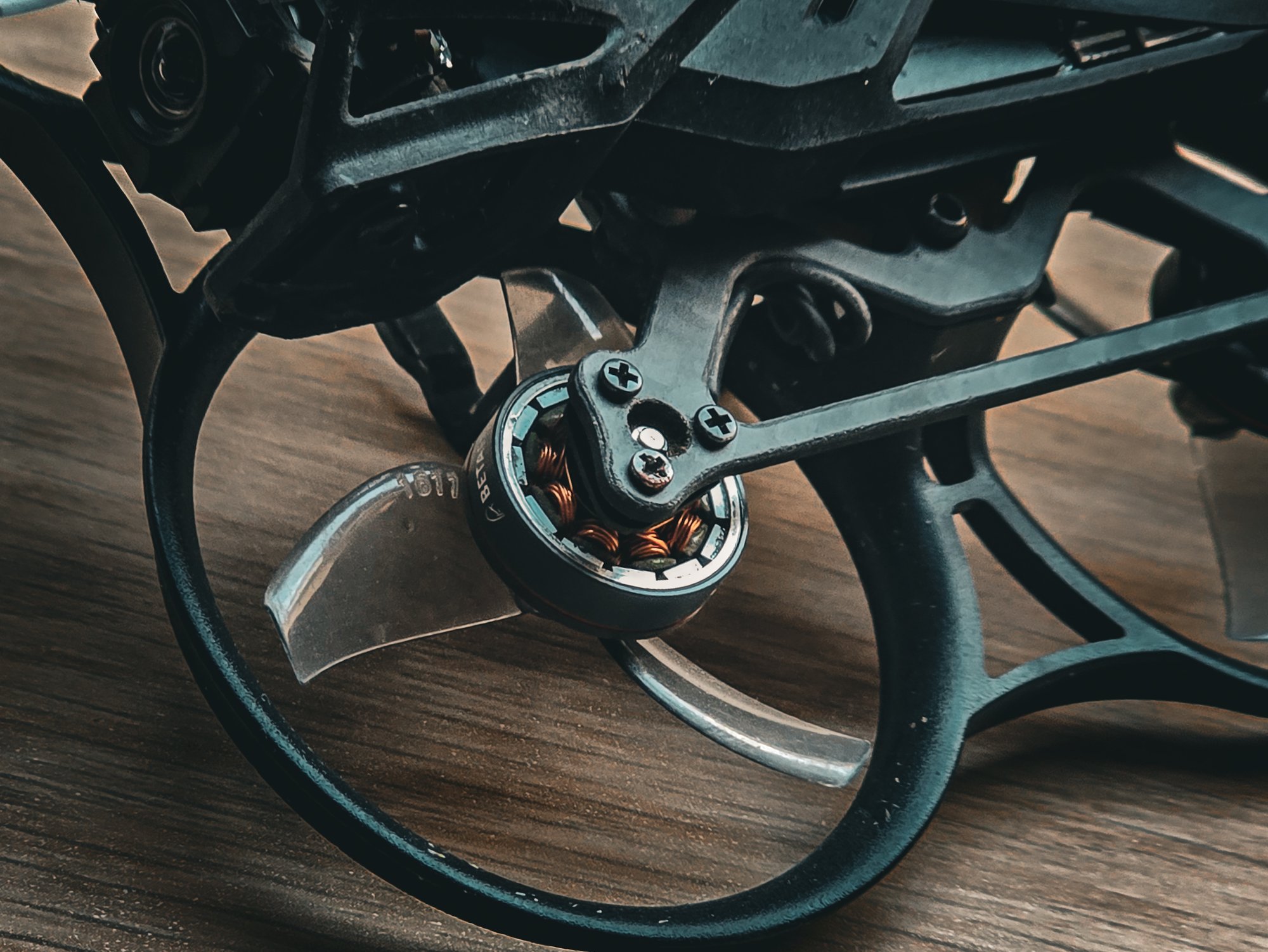 Close-up van de motor en propellors van een kleine FPV-drone