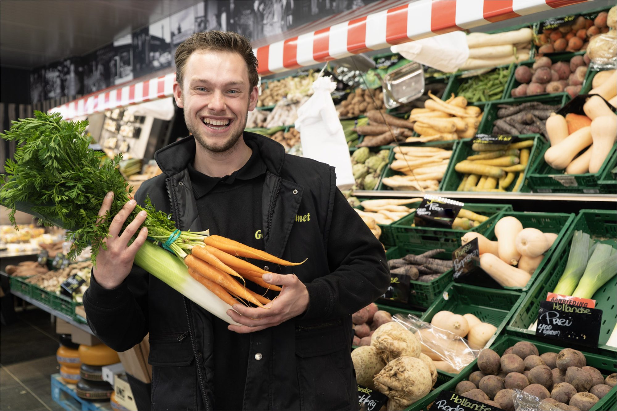 Portret van een medewerker van de winkel in de winkel