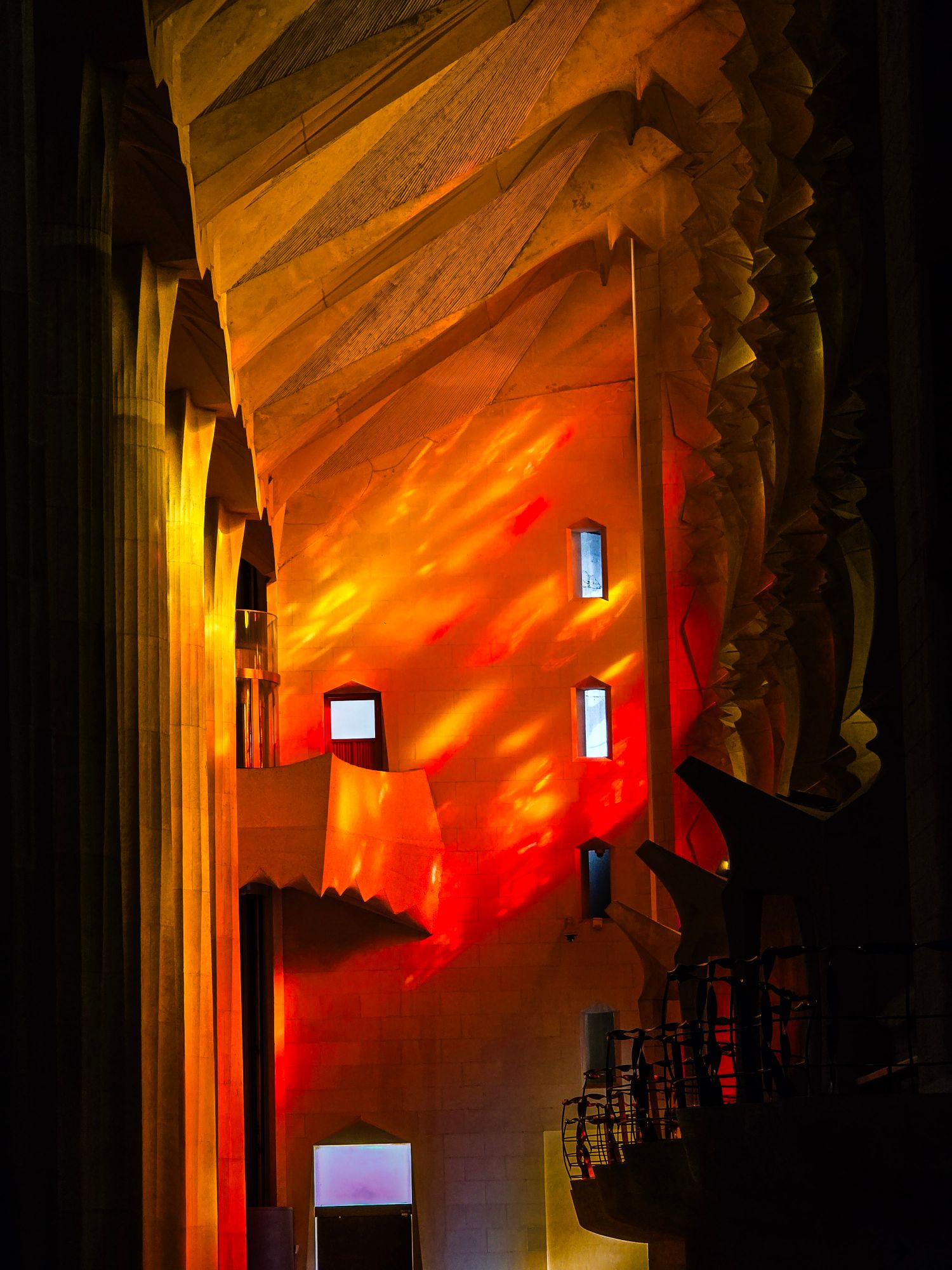 Interieur van de Sagrada Familia met gekleurd licht door de ramen