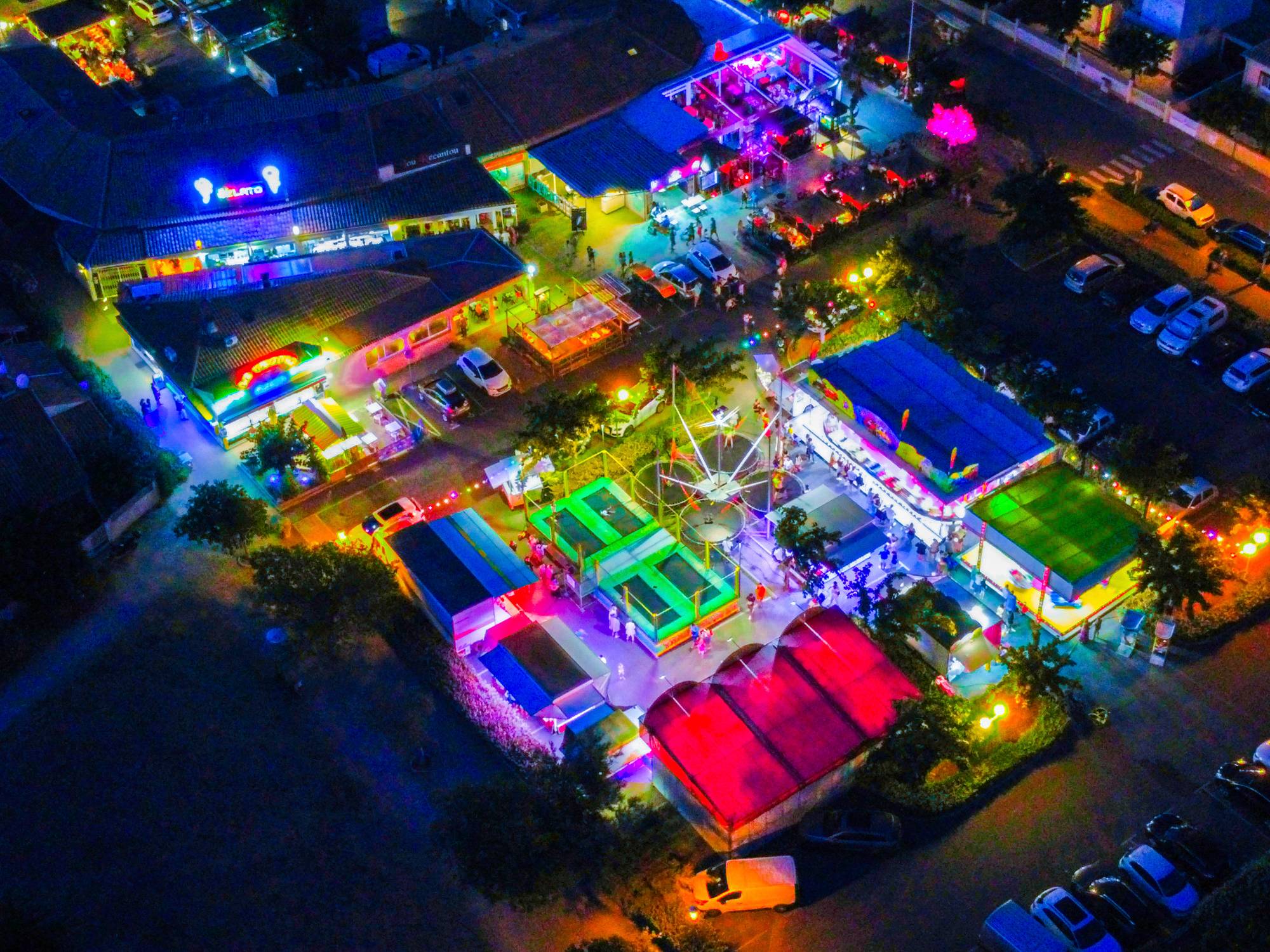 Kermis in de avond, van boven gefotografeerd