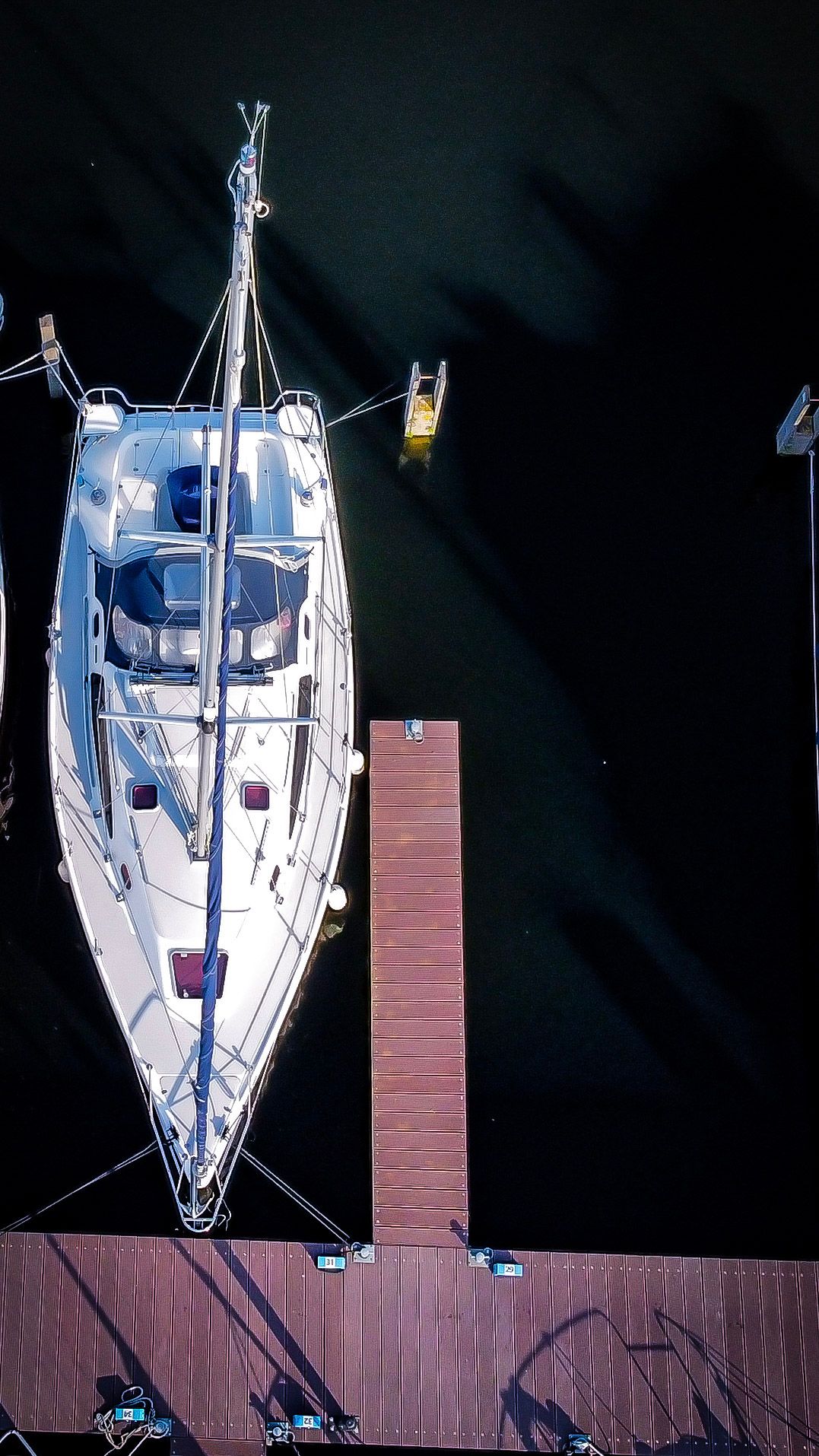 Zeilboot aan een steiger, van boven